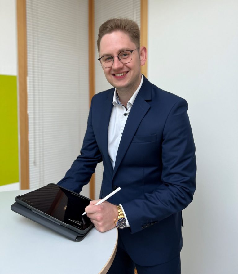 Stefan Fiegel nutzt ein Tablet für Finanzberatung